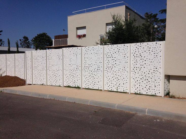 Installation d'une clôture en tôle perforée dans les Bouches du Rhône